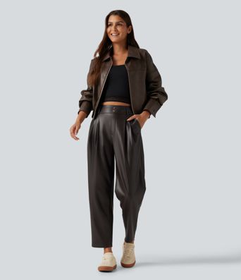 Schmal zulaufende Hose aus elastischem Kunstleder mit hohem Bund und Gesäßtaschen Schmal zulaufende Hose aus elastischem Kunstleder mit hohem Bund und Gesäßtaschen