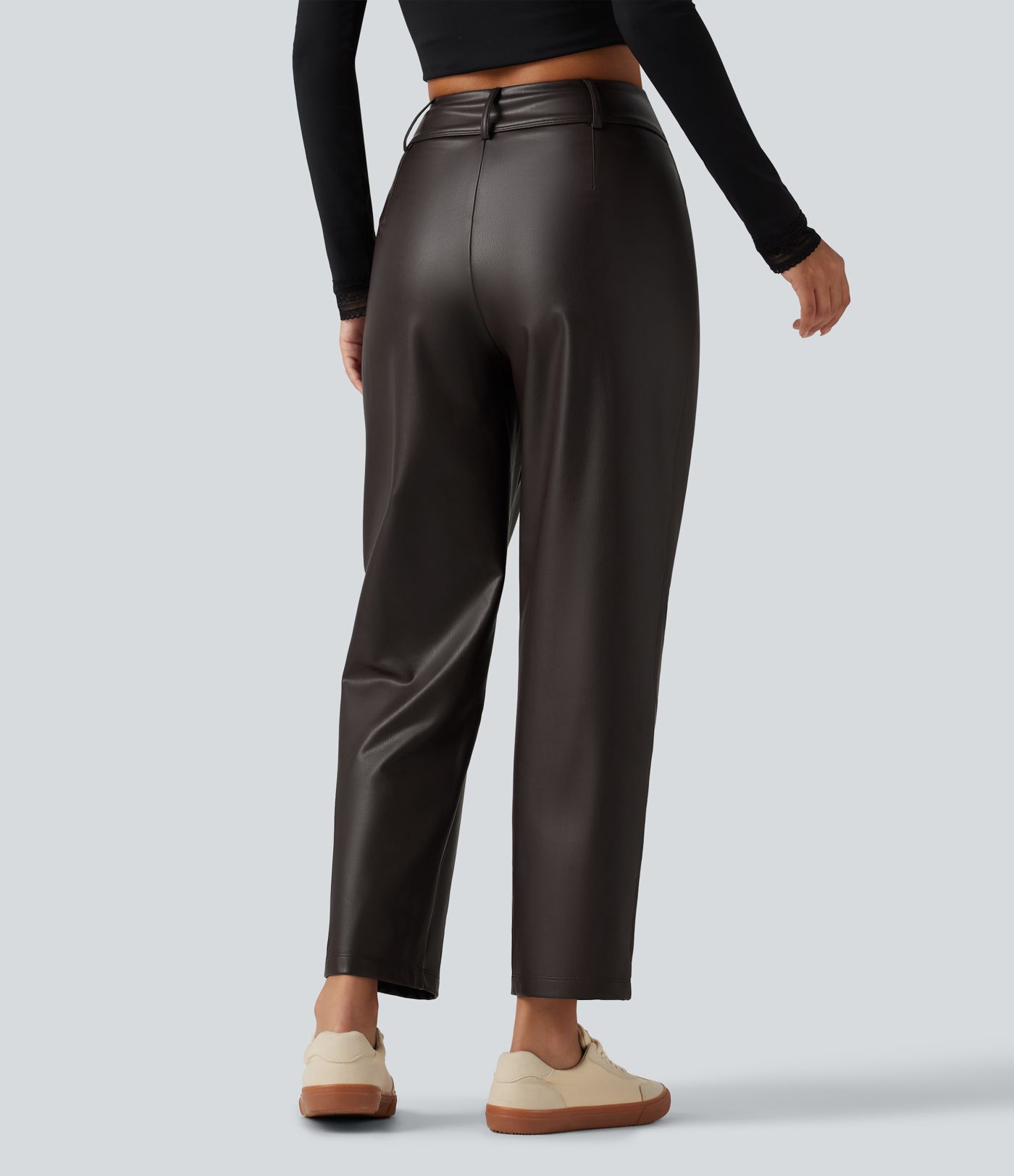 Schmal zulaufende Hose aus elastischem Kunstleder mit hohem Bund und Gesäßtaschen Schmal zulaufende Hose aus elastischem Kunstleder mit hohem Bund und Gesäßtaschen