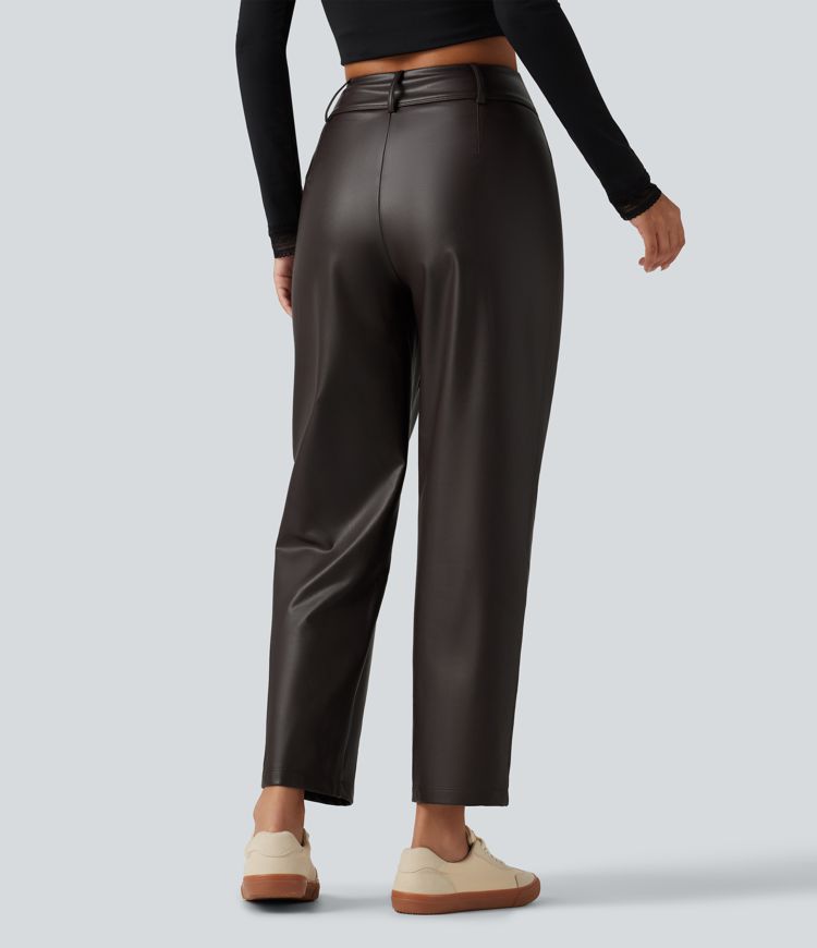 Schmal zulaufende Hose aus elastischem Kunstleder mit hohem Bund und Gesäßtaschen Schmal zulaufende Hose aus elastischem Kunstleder mit hohem Bund und Gesäßtaschen