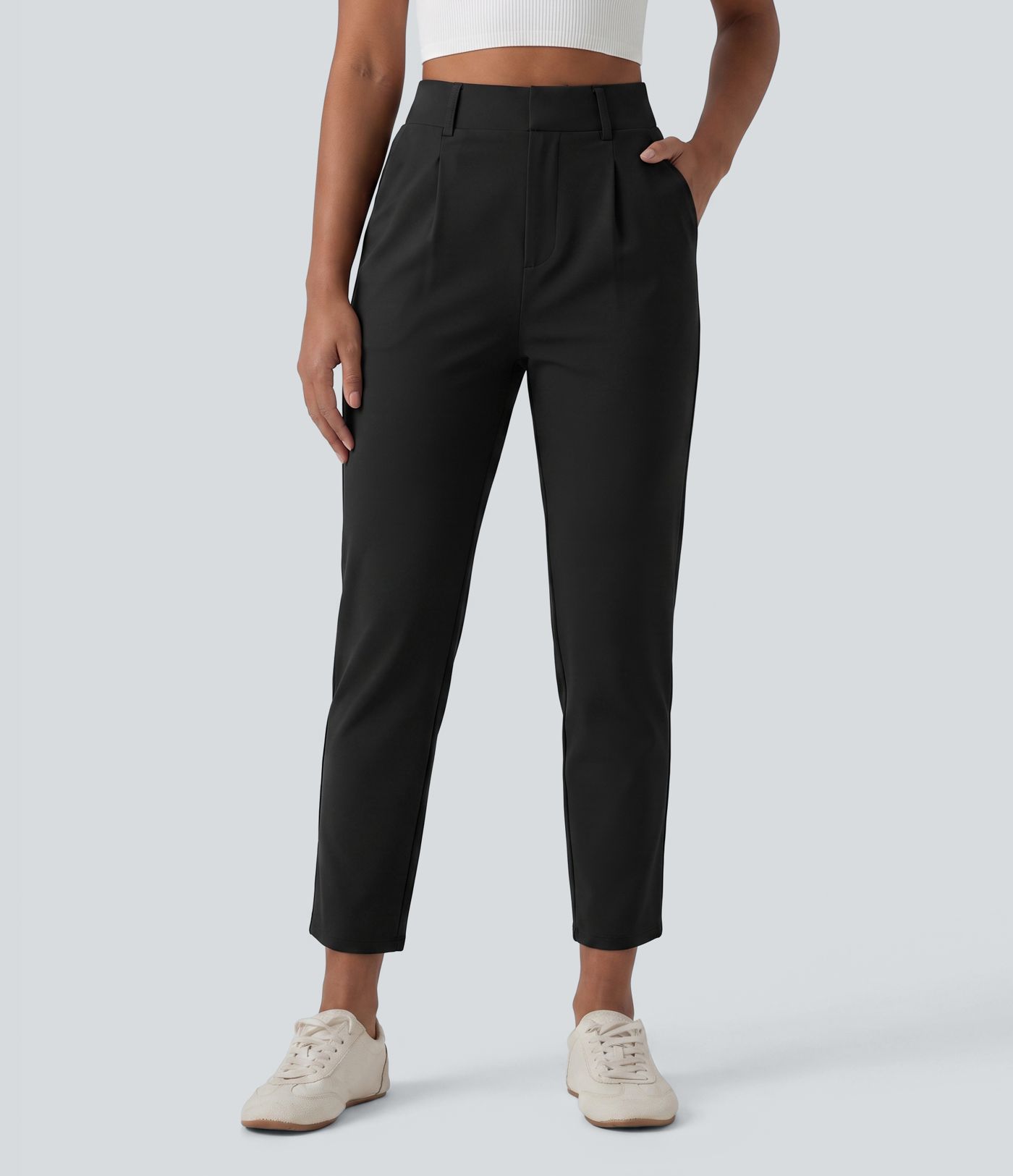 Schmal zulaufende Golfhose aus Krepp mit hohem Bund und Seitentaschen Schmal zulaufende Golfhose aus Krepp mit hohem Bund und Seitentaschen