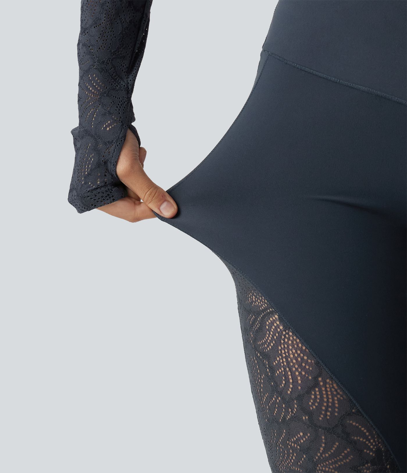 Halara UltraSculpt™ High-Waist Yoga-Flare-Leggings mit überkreuztem, bauchformendem Bund, kontrastierender Spitze und Taschen