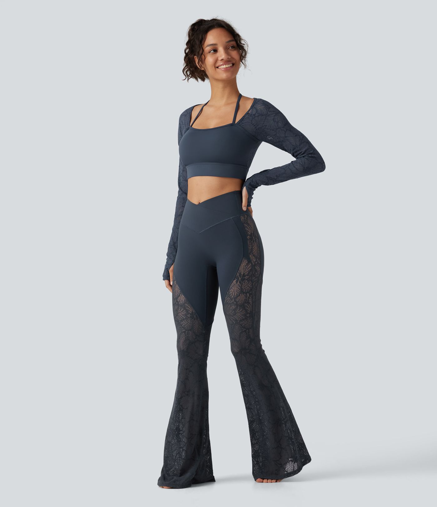 Halara UltraSculpt™ High-Waist Yoga-Flare-Leggings mit überkreuztem, bauchformendem Bund, kontrastierender Spitze und Taschen