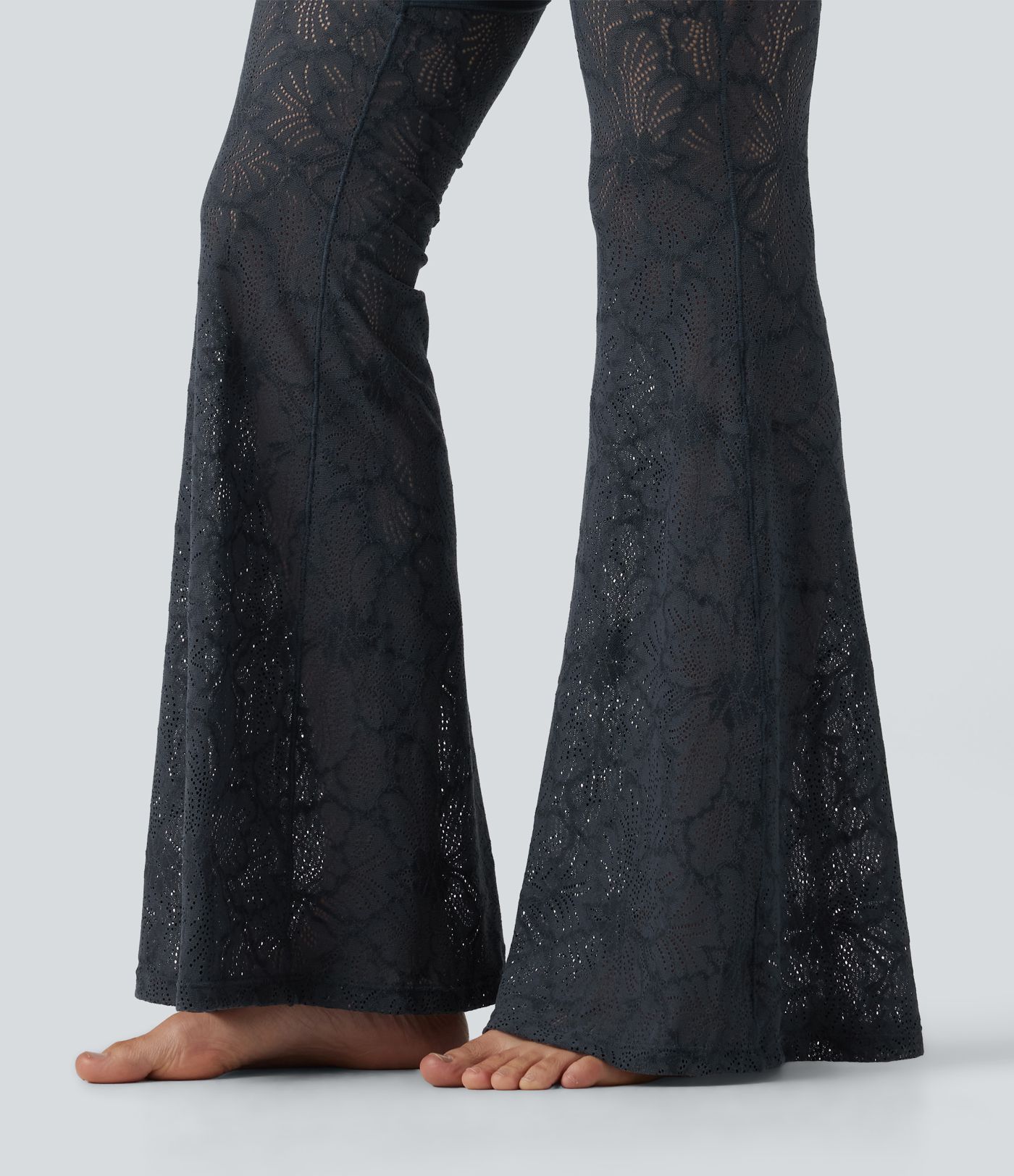 Halara UltraSculpt™ High-Waist Yoga-Flare-Leggings mit überkreuztem, bauchformendem Bund, kontrastierender Spitze und Taschen