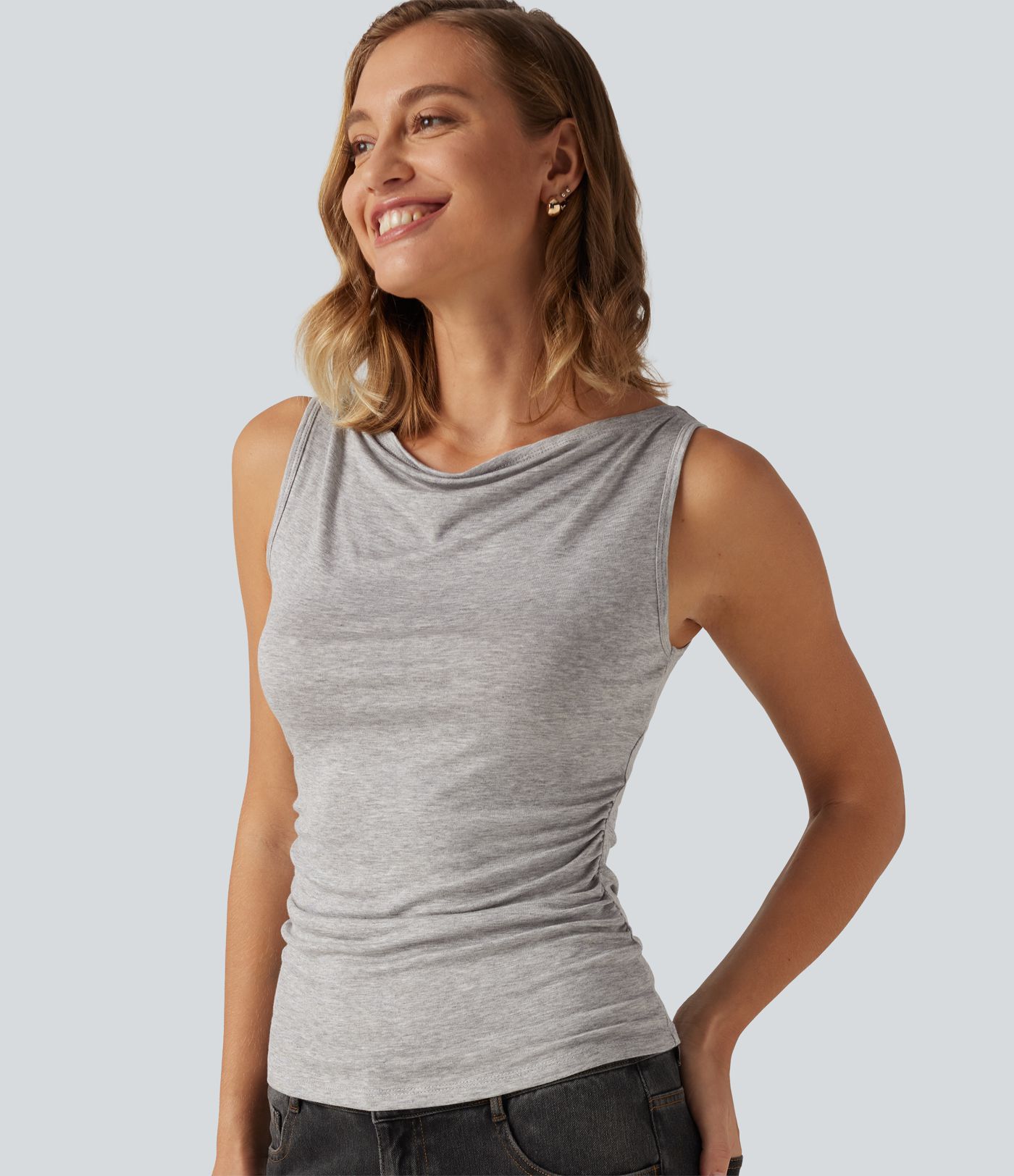 Lässiges, geripptes Top mit kurzen Ärmeln und asymmetrischem Design Lässiges, geripptes Top mit kurzen Ärmeln und asymmetrischem Design