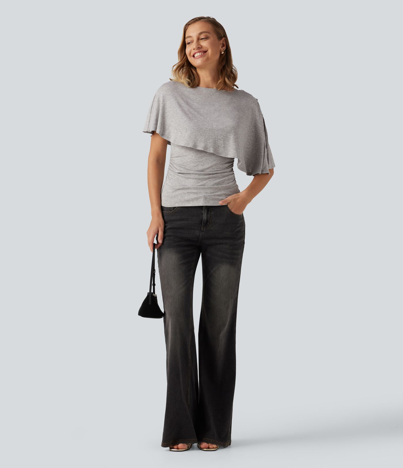 Lässiges, geripptes Top mit kurzen Ärmeln und asymmetrischem Design Lässiges, geripptes Top mit kurzen Ärmeln und asymmetrischem Design