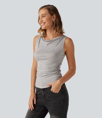 Lässiges, geripptes Top mit kurzen Ärmeln und asymmetrischem Design Lässiges, geripptes Top mit kurzen Ärmeln und asymmetrischem Design