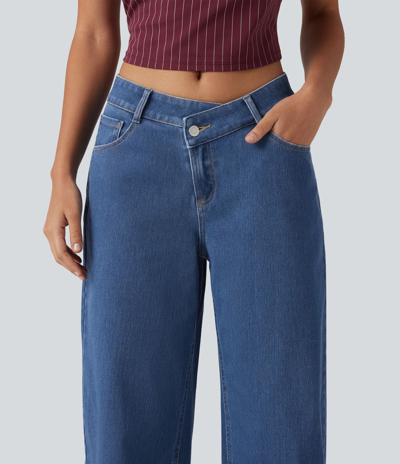 Halara Flex™ - Lässige Jeans mit mittelhohem Crossover-Bund, mehreren Taschen und geschwungenem Bein