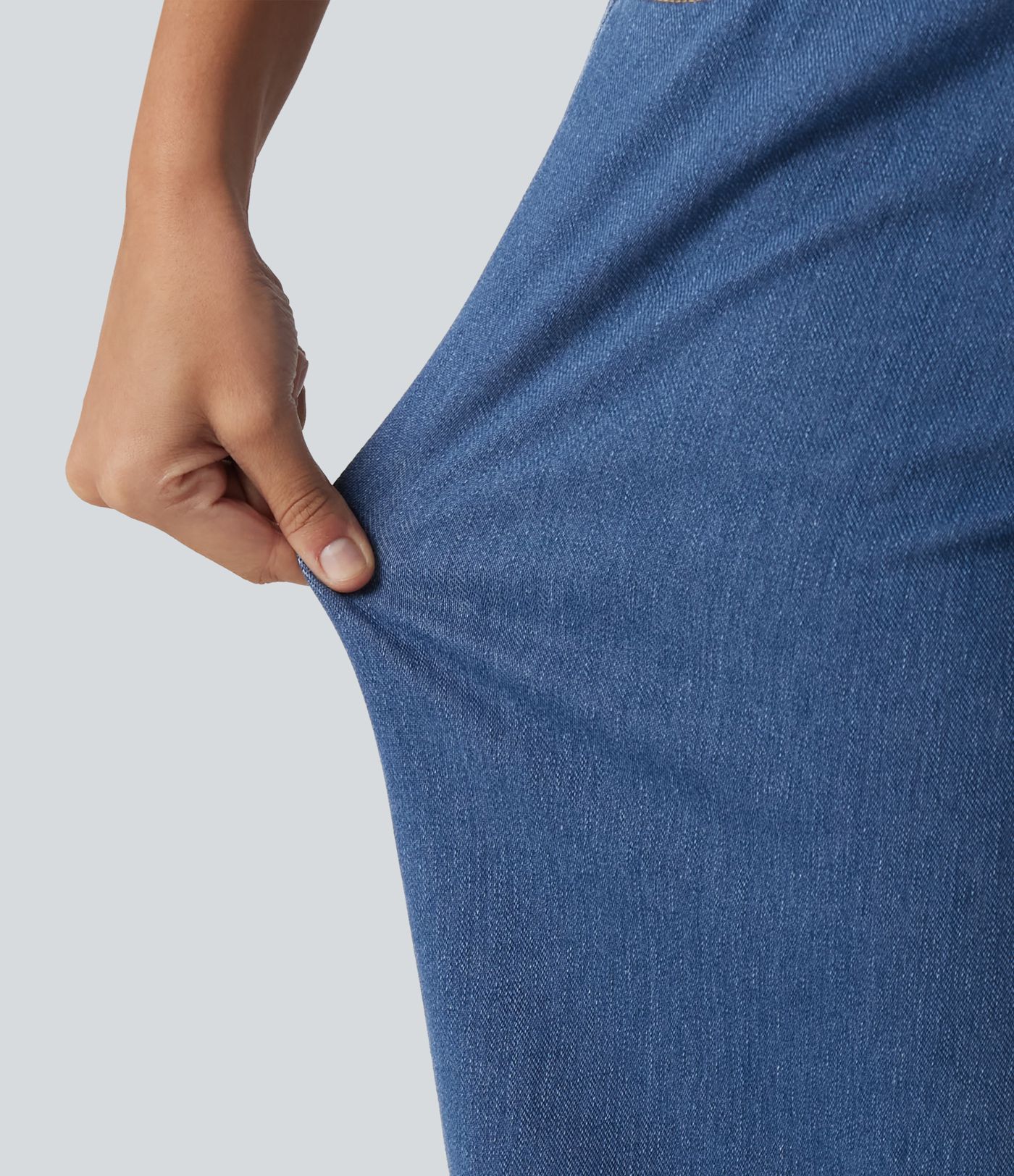 Halara Flex™ - Lässige Jeans mit mittelhohem Crossover-Bund, mehreren Taschen und geschwungenem Bein