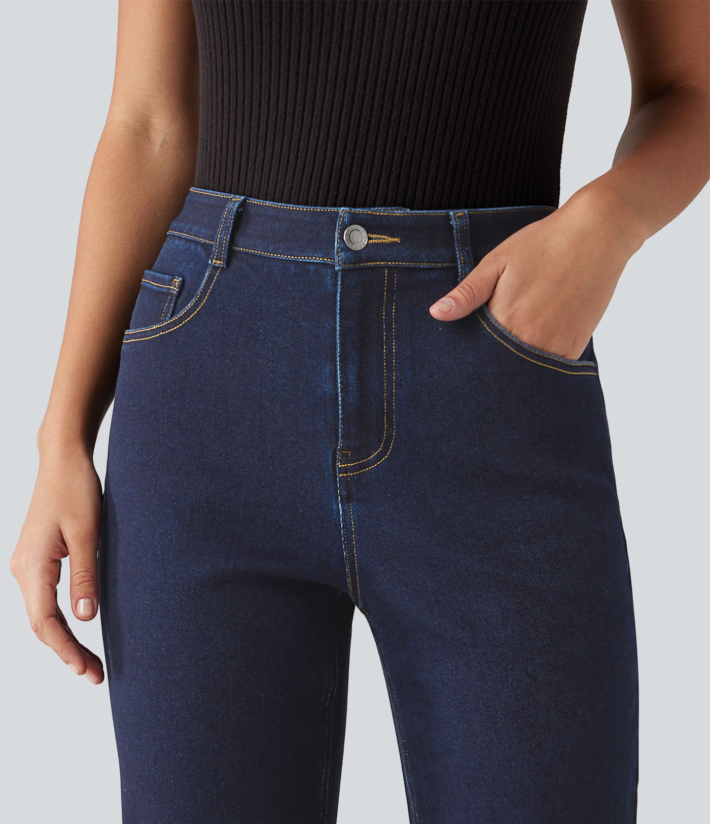 Lässige Jeans aus Baumwolle mit mittelhohem Bund, mehreren Taschen und geradem Bein Lässige Jeans aus Baumwolle mit mittelhohem Bund, mehreren Taschen und geradem Bein