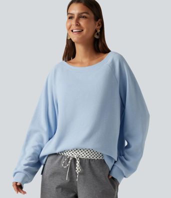 Lässiges Baumwoll-Sweatshirt mit Boot-Ausschnitt, Raglanärmeln, langen Ärmeln und eingearbeitetem BH.