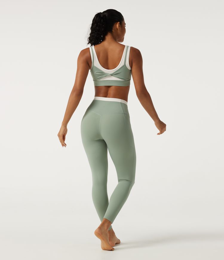 Halara UltraSculpt™ ensemble 2 pièces — col en U, soutien-gorge intégré, brassière de yoga à empiècements bicolores torsadés et leggings skinny gainants à effet ventre plat avec poches
