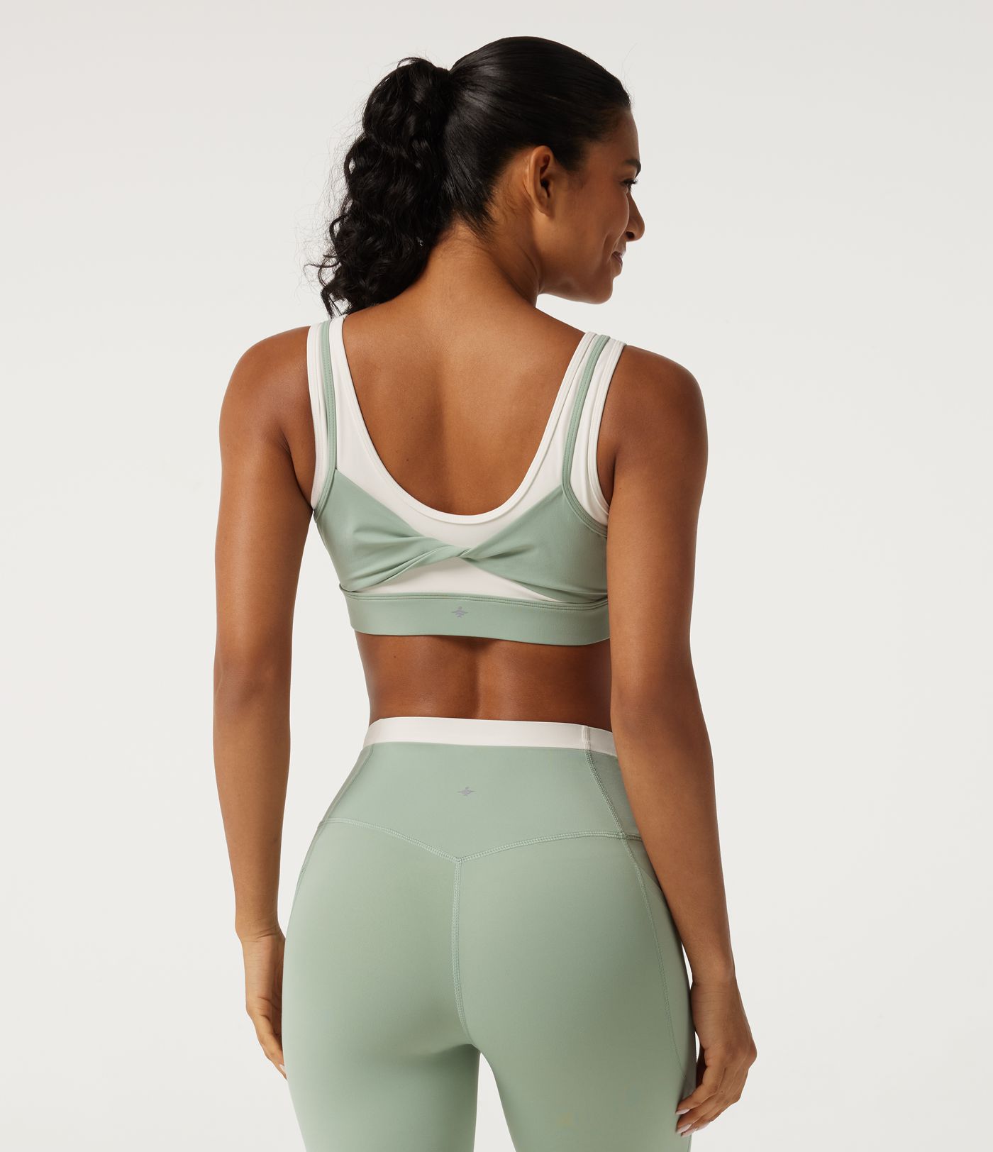 Halara UltraSculpt™ ensemble 2 pièces — col en U, soutien-gorge intégré, brassière de yoga à empiècements bicolores torsadés et leggings skinny gainants à effet ventre plat avec poches