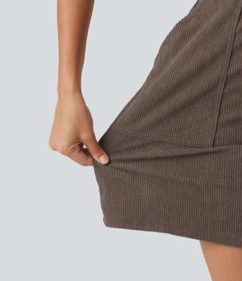 Robe mini en velours côtelé ceinturée à manches courtes avec poches