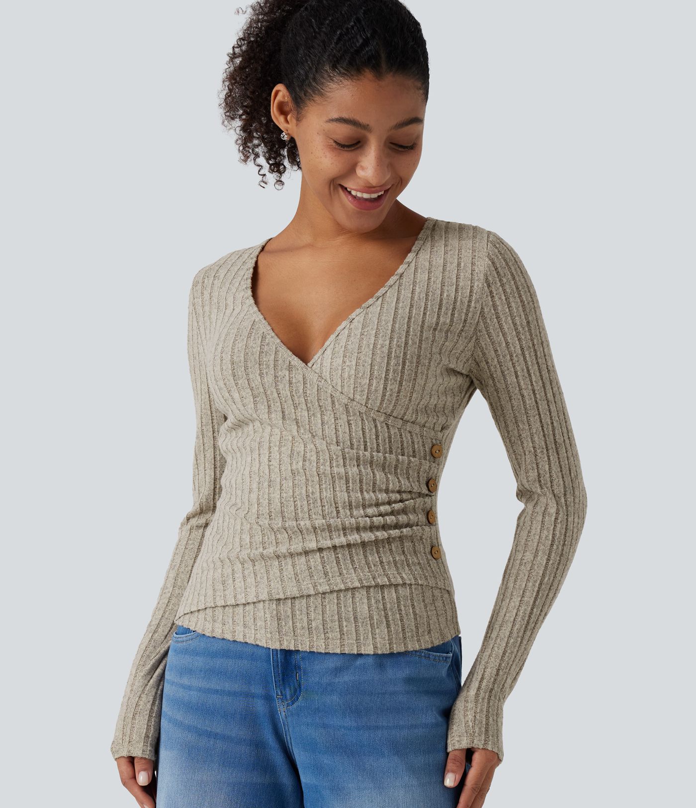 Lässiges, gerafftes Top aus geripptem Strick mit V-Ausschnitt, langen Ärmeln und asymmetrischem Wickeldesign - slim fit Lässiges, gerafftes Top aus geripptem Strick mit V-Ausschnitt, langen Ärmeln und asymmetrischem Wickeldesign - slim fit