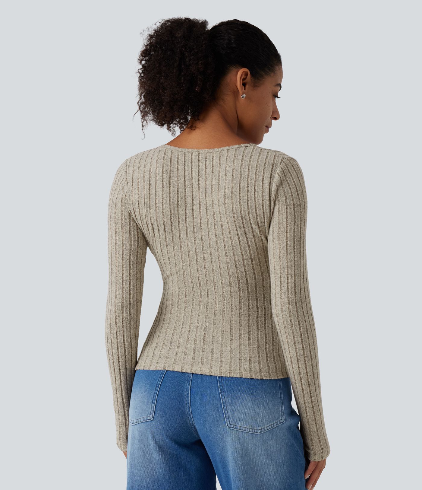 Lässiges, gerafftes Top aus geripptem Strick mit V-Ausschnitt, langen Ärmeln und asymmetrischem Wickeldesign - slim fit Lässiges, gerafftes Top aus geripptem Strick mit V-Ausschnitt, langen Ärmeln und asymmetrischem Wickeldesign - slim fit