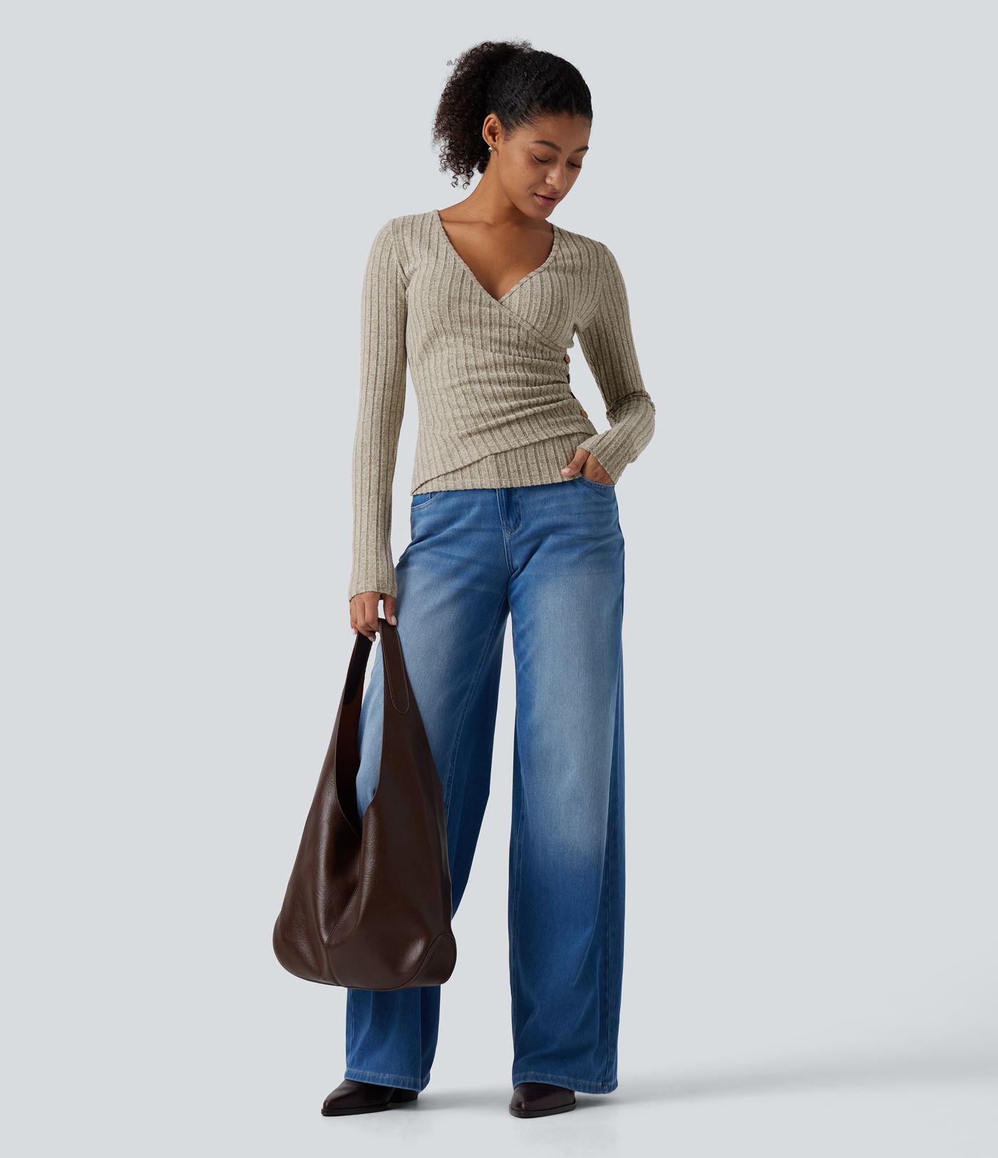 Lässiges, gerafftes Top aus geripptem Strick mit V-Ausschnitt, langen Ärmeln und asymmetrischem Wickeldesign - slim fit Lässiges, gerafftes Top aus geripptem Strick mit V-Ausschnitt, langen Ärmeln und asymmetrischem Wickeldesign - slim fit