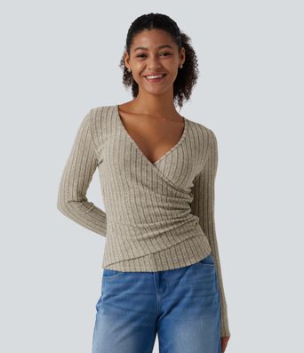 Lässiges, gerafftes Top aus geripptem Strick mit V-Ausschnitt, langen Ärmeln und asymmetrischem Wickeldesign - slim fit Lässiges, gerafftes Top aus geripptem Strick mit V-Ausschnitt, langen Ärmeln und asymmetrischem Wickeldesign - slim fit