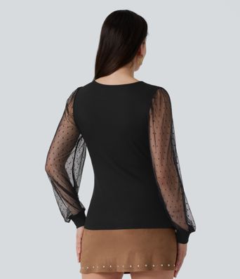 Blusa casual con escote en V, mangas largas e inserciones de malla a contraste con estampado de lunares Blusa casual con escote en V, mangas largas e inserciones de malla a contraste con estampado de lunares