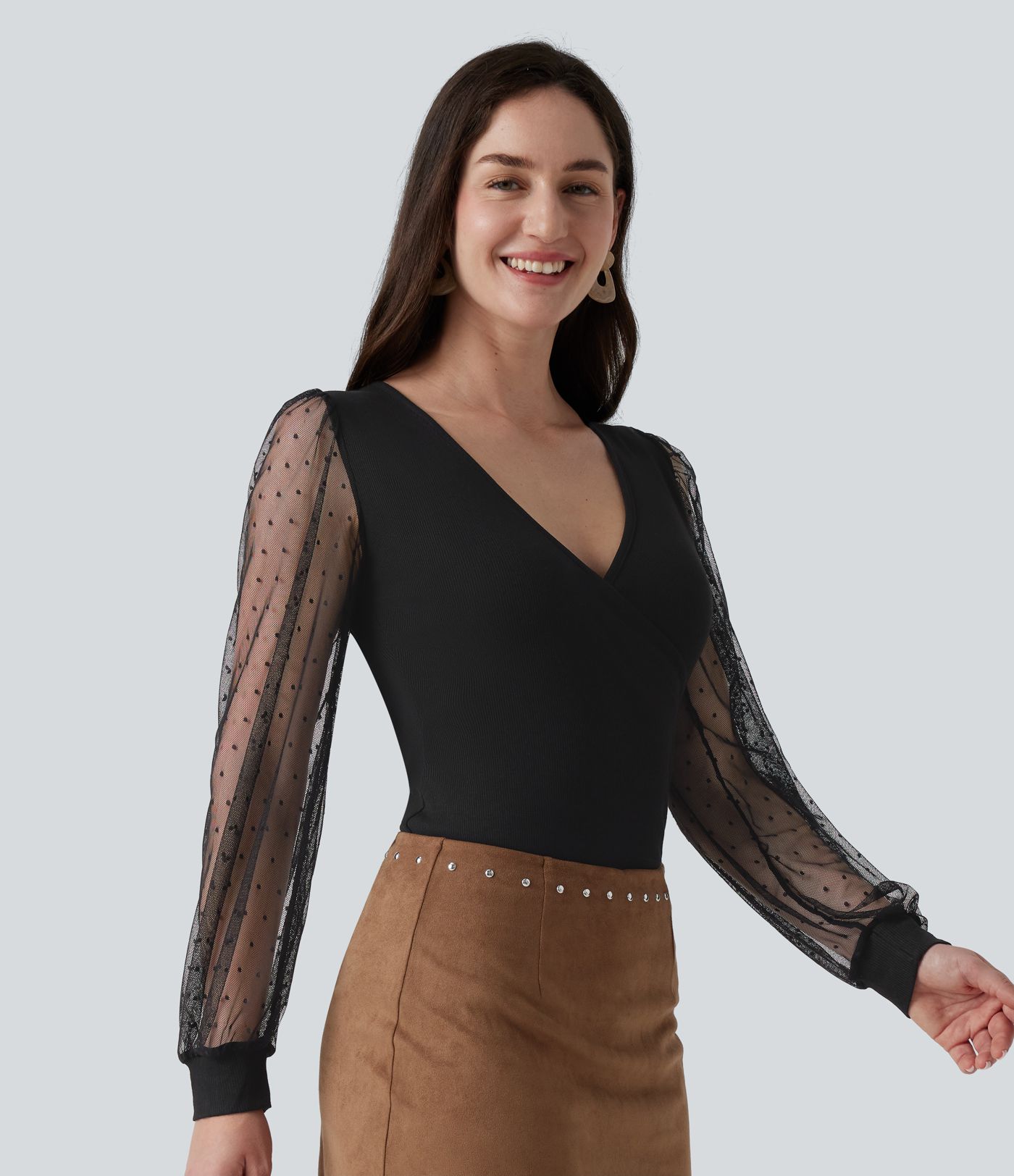 Blusa casual con escote en V, mangas largas e inserciones de malla a contraste con estampado de lunares Blusa casual con escote en V, mangas largas e inserciones de malla a contraste con estampado de lunares