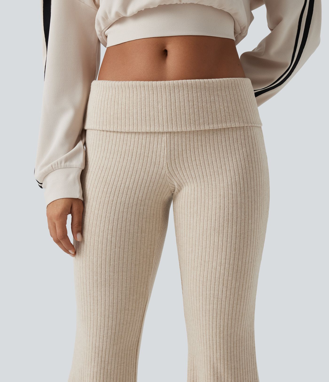 Tief sitzende Rippstrick-Hose mit umgeschlagenem Bund, ausgestellten Beinen und Taschen Tief sitzende Rippstrick-Hose mit umgeschlagenem Bund, ausgestellten Beinen und Taschen