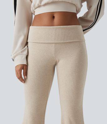 Tief sitzende Rippstrick-Hose mit umgeschlagenem Bund, ausgestellten Beinen und Taschen Tief sitzende Rippstrick-Hose mit umgeschlagenem Bund, ausgestellten Beinen und Taschen