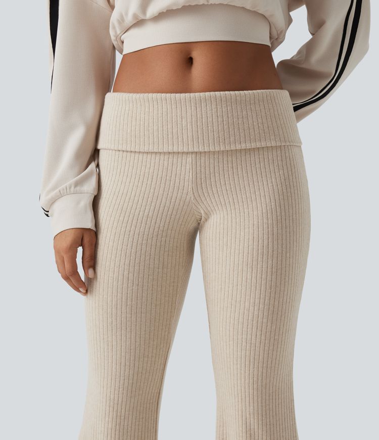 Tief sitzende Rippstrick-Hose mit umgeschlagenem Bund, ausgestellten Beinen und Taschen Tief sitzende Rippstrick-Hose mit umgeschlagenem Bund, ausgestellten Beinen und Taschen