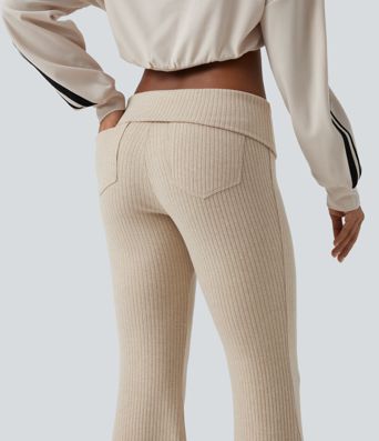 Tief sitzende Rippstrick-Hose mit umgeschlagenem Bund, ausgestellten Beinen und Taschen Tief sitzende Rippstrick-Hose mit umgeschlagenem Bund, ausgestellten Beinen und Taschen