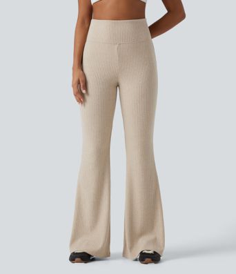 Tief sitzende Rippstrick-Hose mit umgeschlagenem Bund, ausgestellten Beinen und Taschen Tief sitzende Rippstrick-Hose mit umgeschlagenem Bund, ausgestellten Beinen und Taschen