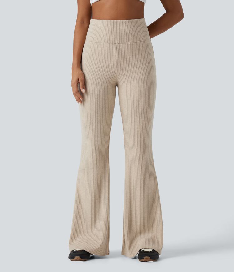 Tief sitzende Rippstrick-Hose mit umgeschlagenem Bund, ausgestellten Beinen und Taschen Tief sitzende Rippstrick-Hose mit umgeschlagenem Bund, ausgestellten Beinen und Taschen