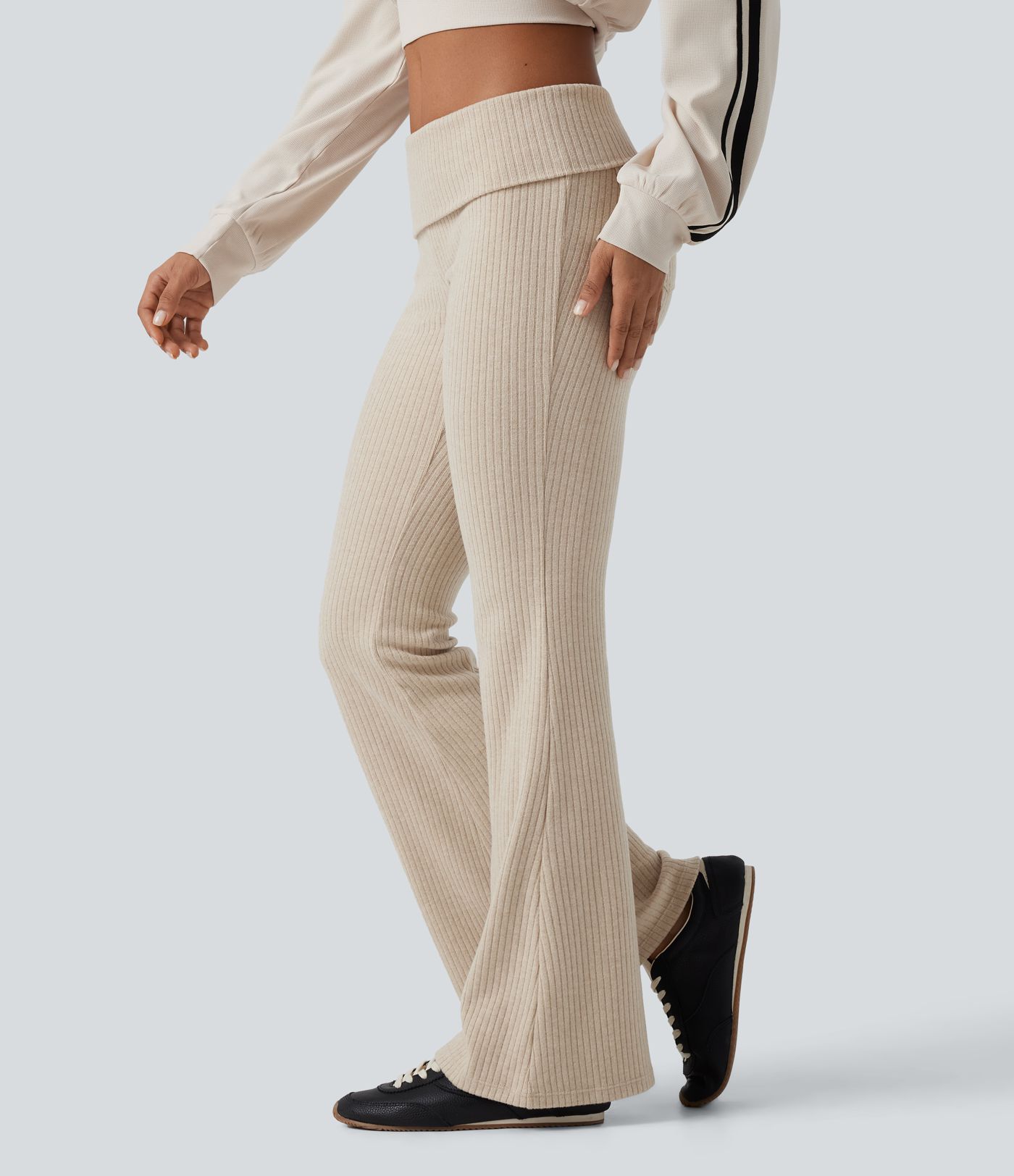 Tief sitzende Rippstrick-Hose mit umgeschlagenem Bund, ausgestellten Beinen und Taschen Tief sitzende Rippstrick-Hose mit umgeschlagenem Bund, ausgestellten Beinen und Taschen