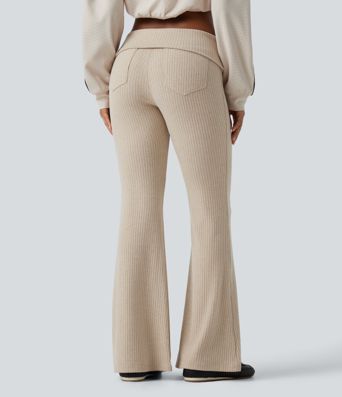 Tief sitzende Rippstrick-Hose mit umgeschlagenem Bund, ausgestellten Beinen und Taschen Tief sitzende Rippstrick-Hose mit umgeschlagenem Bund, ausgestellten Beinen und Taschen