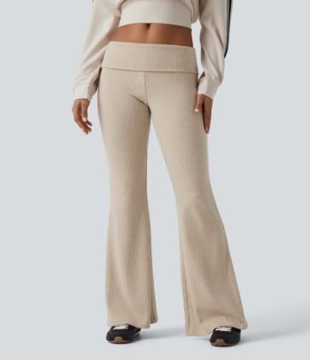 Tief sitzende Rippstrick-Hose mit umgeschlagenem Bund, ausgestellten Beinen und Taschen Tief sitzende Rippstrick-Hose mit umgeschlagenem Bund, ausgestellten Beinen und Taschen