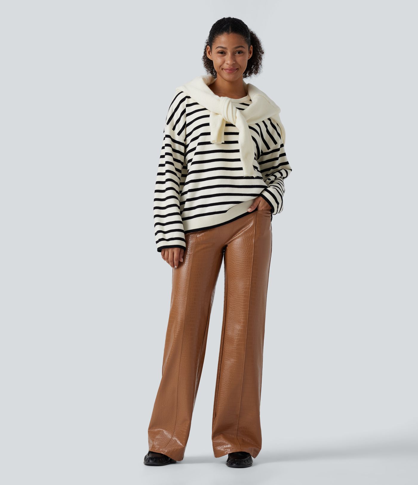 High-Waist ausgestellte Freizeithose mit Taschen, bauchformend, aus elastischem PU-Fleece mit Schlangenmuster. High-Waist ausgestellte Freizeithose mit Taschen, bauchformend, aus elastischem PU-Fleece mit Schlangenmuster.