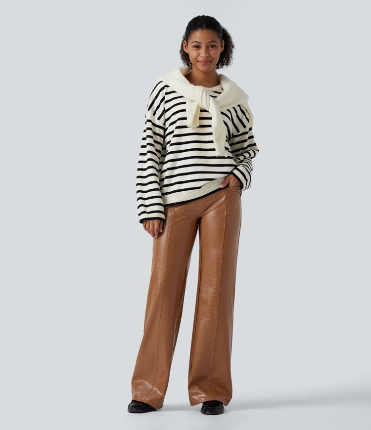 High-Waist ausgestellte Freizeithose mit Taschen, bauchformend, aus elastischem PU-Fleece mit Schlangenmuster. High-Waist ausgestellte Freizeithose mit Taschen, bauchformend, aus elastischem PU-Fleece mit Schlangenmuster.