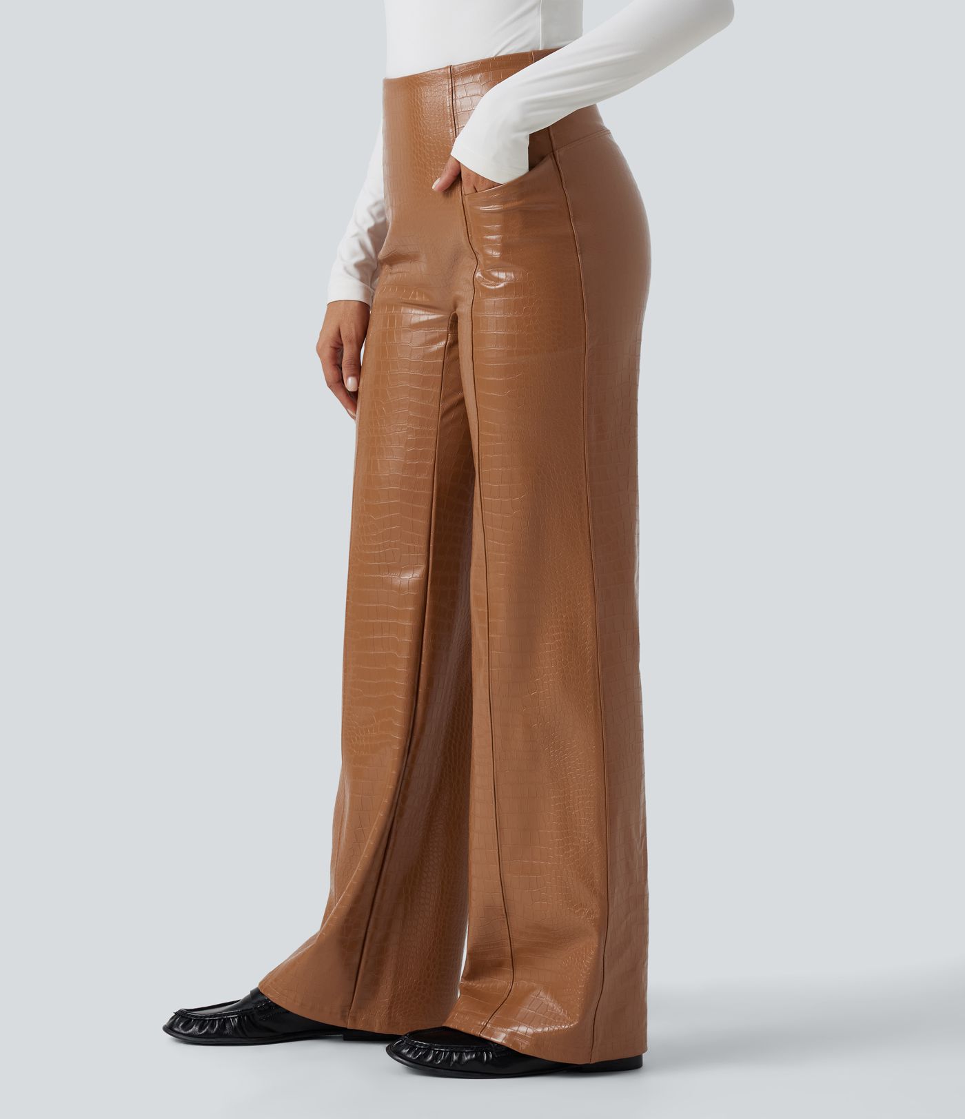 High-Waist ausgestellte Freizeithose mit Taschen, bauchformend, aus elastischem PU-Fleece mit Schlangenmuster. High-Waist ausgestellte Freizeithose mit Taschen, bauchformend, aus elastischem PU-Fleece mit Schlangenmuster.