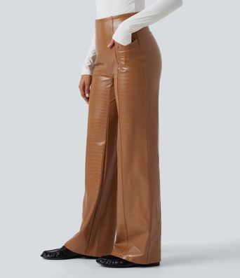 High-Waist ausgestellte Freizeithose mit Taschen, bauchformend, aus elastischem PU-Fleece mit Schlangenmuster. High-Waist ausgestellte Freizeithose mit Taschen, bauchformend, aus elastischem PU-Fleece mit Schlangenmuster.