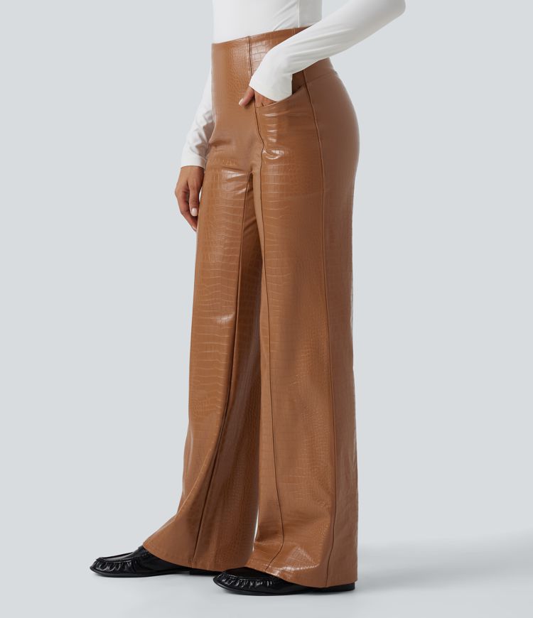 High-Waist ausgestellte Freizeithose mit Taschen, bauchformend, aus elastischem PU-Fleece mit Schlangenmuster. High-Waist ausgestellte Freizeithose mit Taschen, bauchformend, aus elastischem PU-Fleece mit Schlangenmuster.