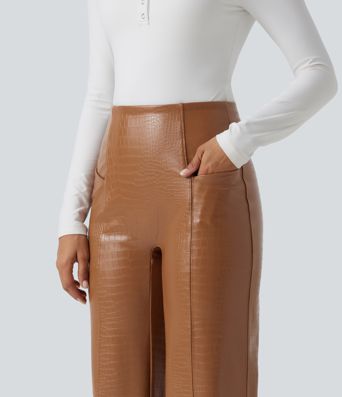 High-Waist ausgestellte Freizeithose mit Taschen, bauchformend, aus elastischem PU-Fleece mit Schlangenmuster. High-Waist ausgestellte Freizeithose mit Taschen, bauchformend, aus elastischem PU-Fleece mit Schlangenmuster.