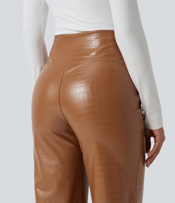 High-Waist ausgestellte Freizeithose mit Taschen, bauchformend, aus elastischem PU-Fleece mit Schlangenmuster. High-Waist ausgestellte Freizeithose mit Taschen, bauchformend, aus elastischem PU-Fleece mit Schlangenmuster.