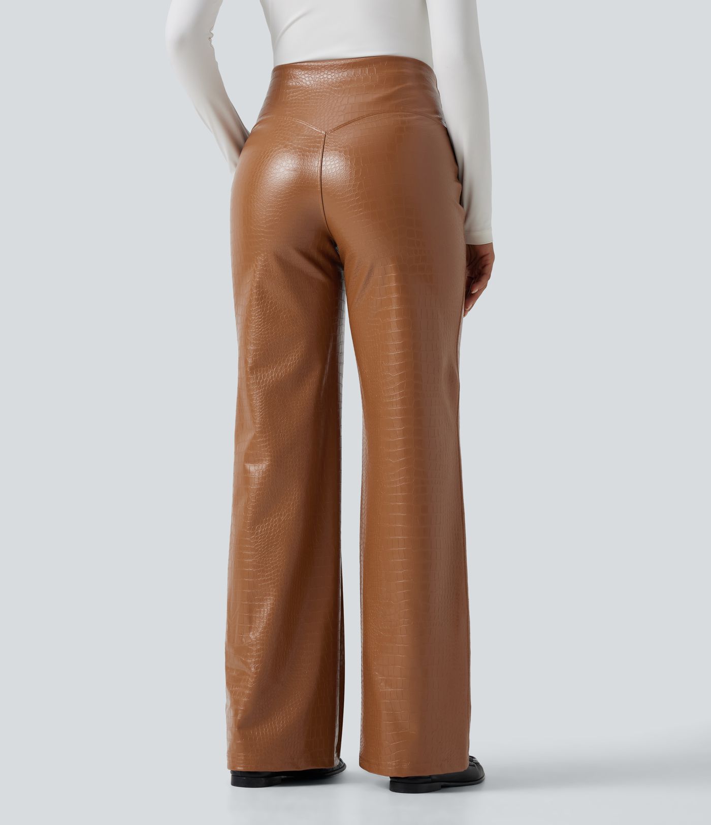 High-Waist ausgestellte Freizeithose mit Taschen, bauchformend, aus elastischem PU-Fleece mit Schlangenmuster. High-Waist ausgestellte Freizeithose mit Taschen, bauchformend, aus elastischem PU-Fleece mit Schlangenmuster.
