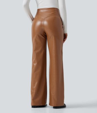High-Waist ausgestellte Freizeithose mit Taschen, bauchformend, aus elastischem PU-Fleece mit Schlangenmuster. High-Waist ausgestellte Freizeithose mit Taschen, bauchformend, aus elastischem PU-Fleece mit Schlangenmuster.