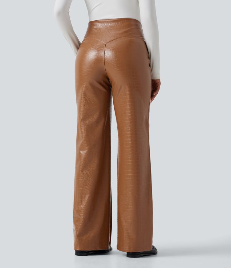 High-Waist ausgestellte Freizeithose mit Taschen, bauchformend, aus elastischem PU-Fleece mit Schlangenmuster. High-Waist ausgestellte Freizeithose mit Taschen, bauchformend, aus elastischem PU-Fleece mit Schlangenmuster.
