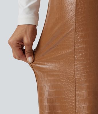 High-Waist ausgestellte Freizeithose mit Taschen, bauchformend, aus elastischem PU-Fleece mit Schlangenmuster. High-Waist ausgestellte Freizeithose mit Taschen, bauchformend, aus elastischem PU-Fleece mit Schlangenmuster.