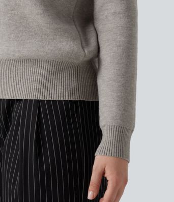 Büro-Pullover mit hohem Kragen und langen Ärmeln Büro-Pullover mit hohem Kragen und langen Ärmeln
