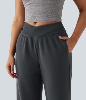 Hochtaillierte Jogginghose mit überkreuztem Bund, gerafftem Saum und Taschen