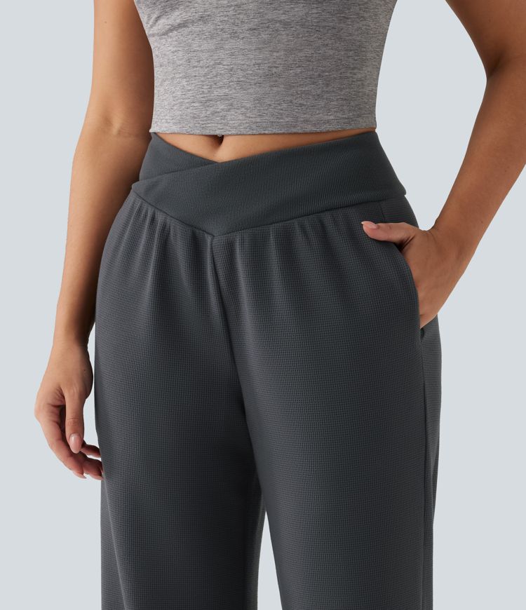 Hochtaillierte Jogginghose mit überkreuztem Bund, gerafftem Saum und Taschen