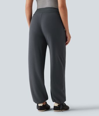 Hochtaillierte Jogginghose mit überkreuztem Bund, gerafftem Saum und Taschen