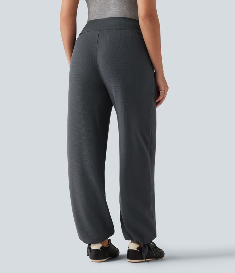 Hochtaillierte Jogginghose mit überkreuztem Bund, gerafftem Saum und Taschen