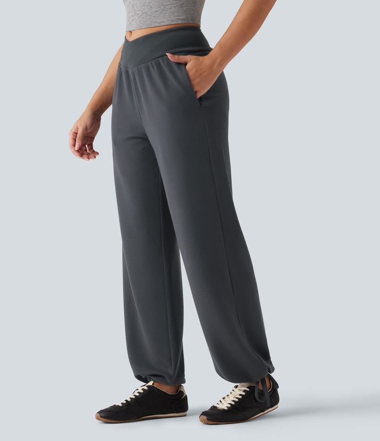 Hochtaillierte Jogginghose mit überkreuztem Bund, gerafftem Saum und Taschen