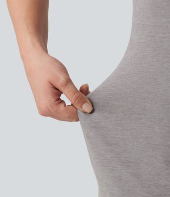 Combinaison à encolure en U, sans manches, dos croisé et coupe droite avec poches Combinaison à encolure en U, sans manches, dos croisé et coupe droite avec poches